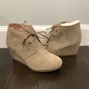 Toms Desert Wedge Taupe Suede size 6